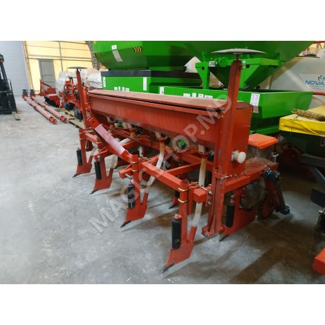 Semanatoarea de porumb 4 randuri și fertilizare integrată